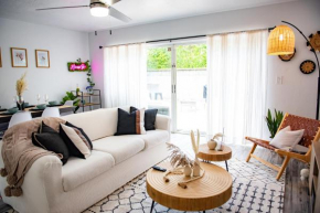 Lux 3 bedroom townhouse 1 block from the beach